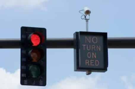 A red traffic light with a "no turn on red" sign next to it.